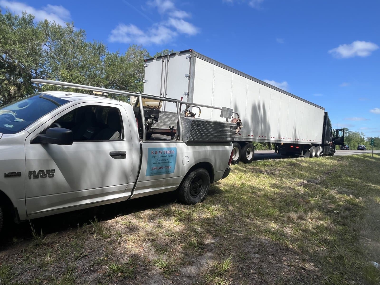 K&W Mobile Tire Service truck responding to a commercial truck on the side of a Central Florida highway